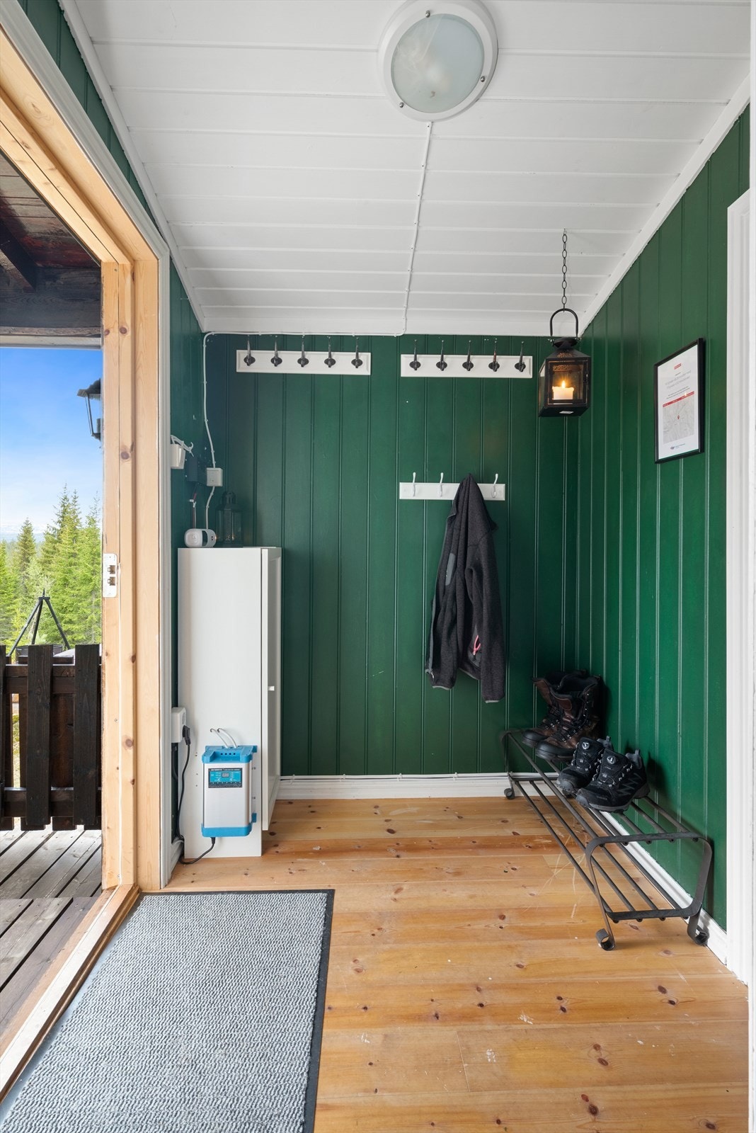 Innenfor en tradisjonell, hvitmalt ytterdør er det en fin entré på ca. 2,5 kvm. Galleribilde
