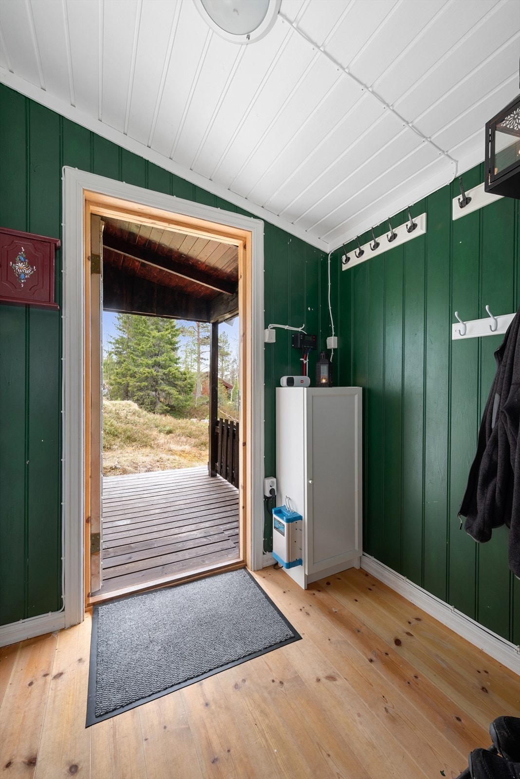 Entreen har originalt heltregulv og grønnmalt panel på veggene. Galleribilde