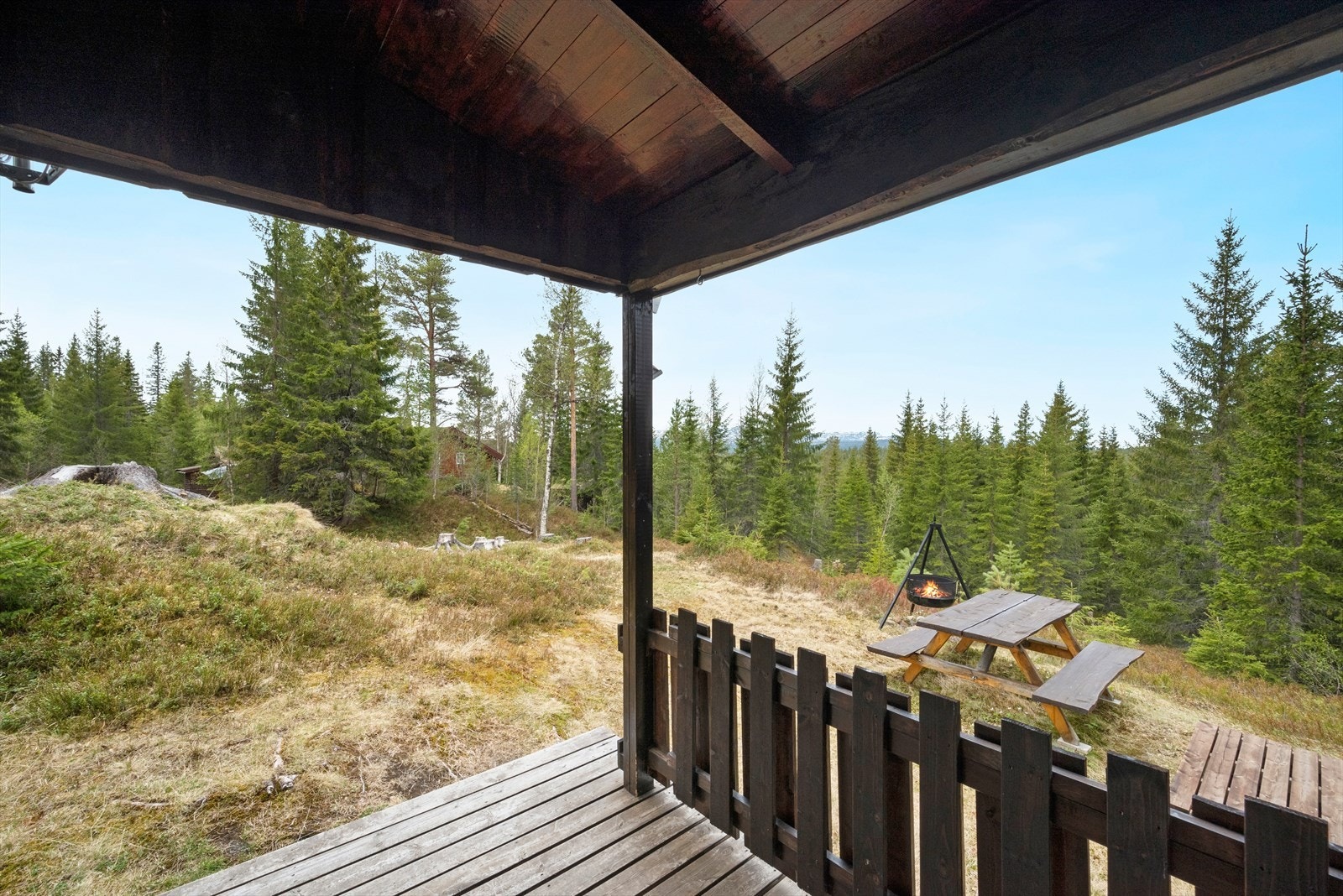 Utsikten kommer til sin rett på en overbygd velkomstterrasse på ca. 5,5 kvm ved inngangen til hytta. Galleribilde
