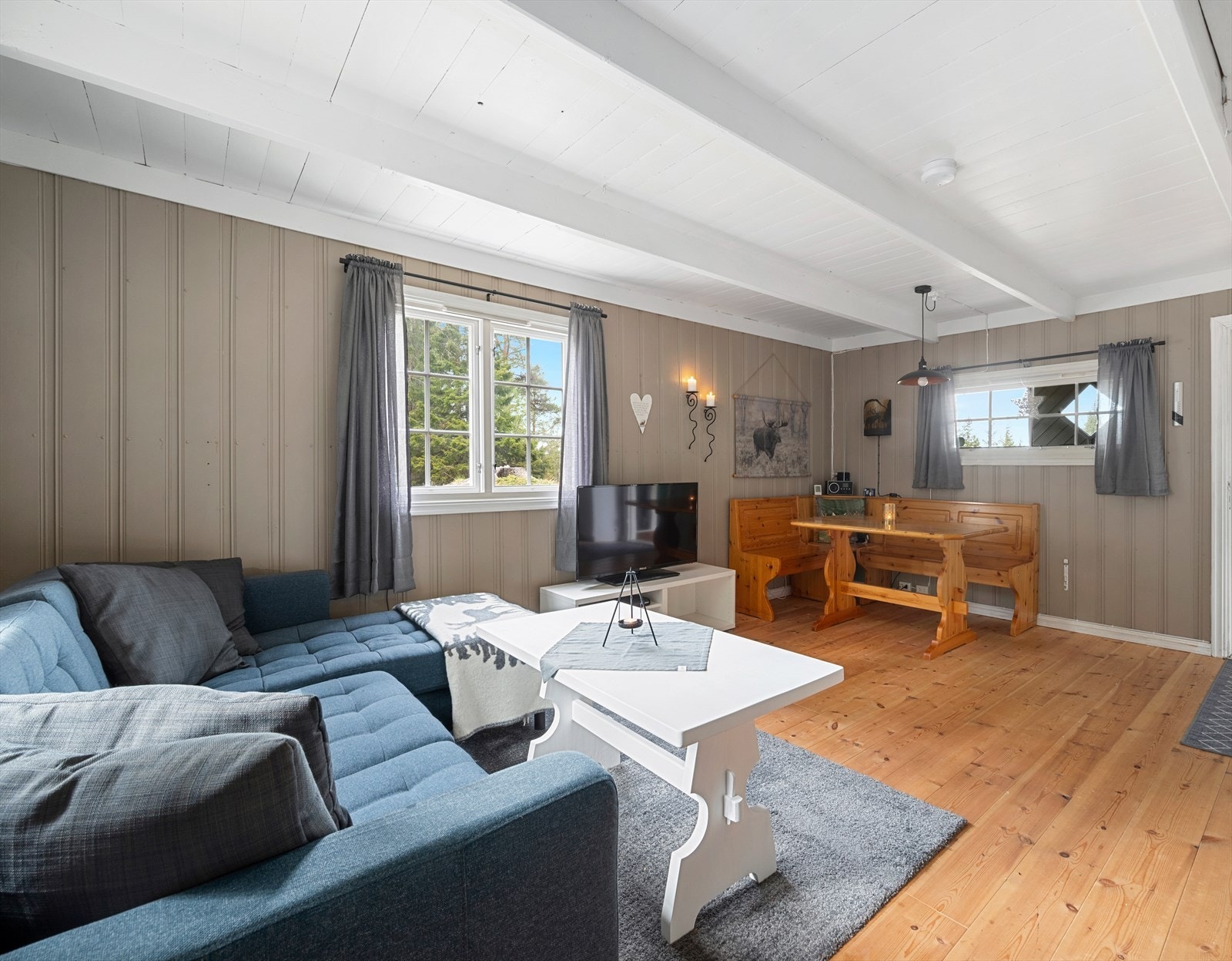 Det er god plass til både sofagruppe, tv-møblement og spisebord. Galleribilde