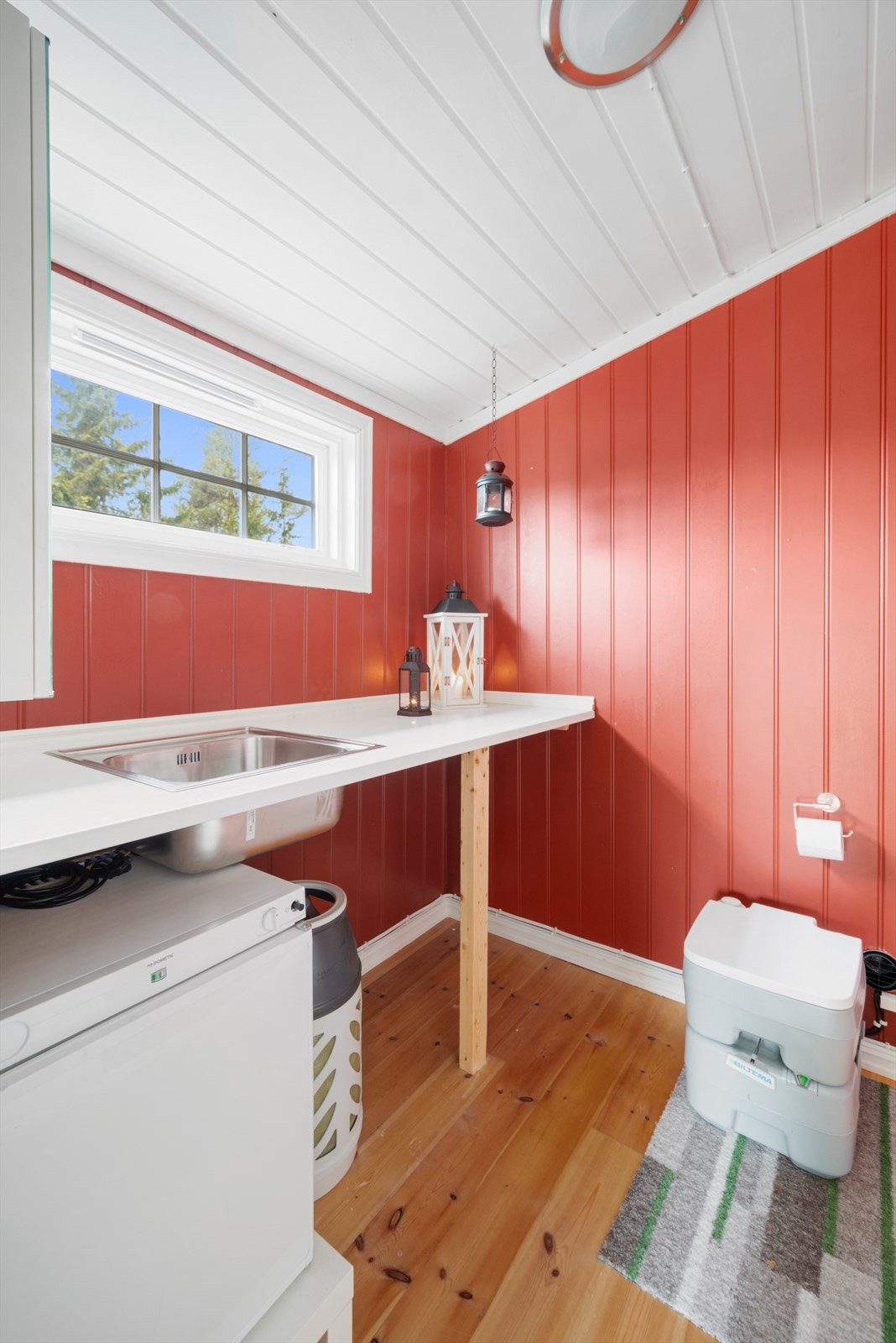 Hytta har et stellerom på ca. 3 kvm med Porta Potti toalett og en benk med stålkum. Galleribilde