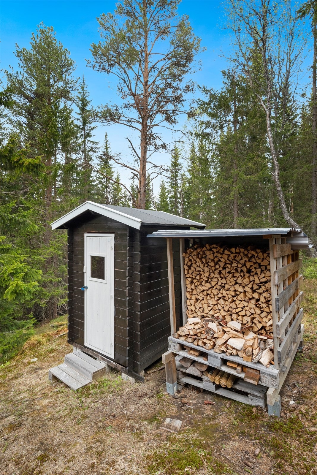 På eiendommen er det en utedo fra 2015/2016 med murerbøtte under, som er enkel å ta ut og tømme. Galleribilde