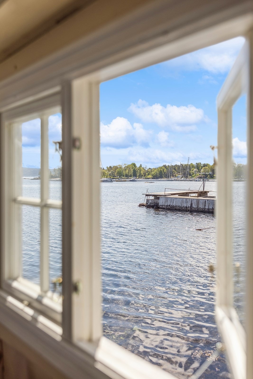 Fra dette vinduet ser man Hellviktangen med populær badestrand og Gårds- /kunstkafé med konserter og utstillinger. Galleribilde