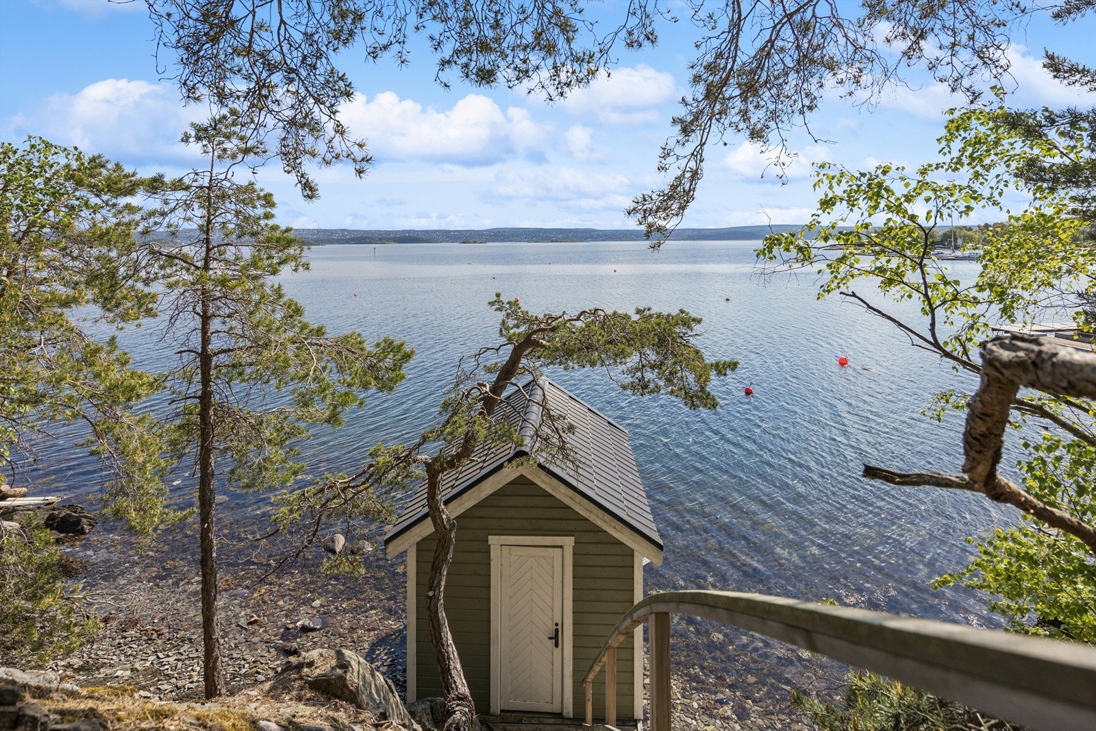 Det er trappeadkomst fra Ursvikveien ned til badehuset, Galleribilde