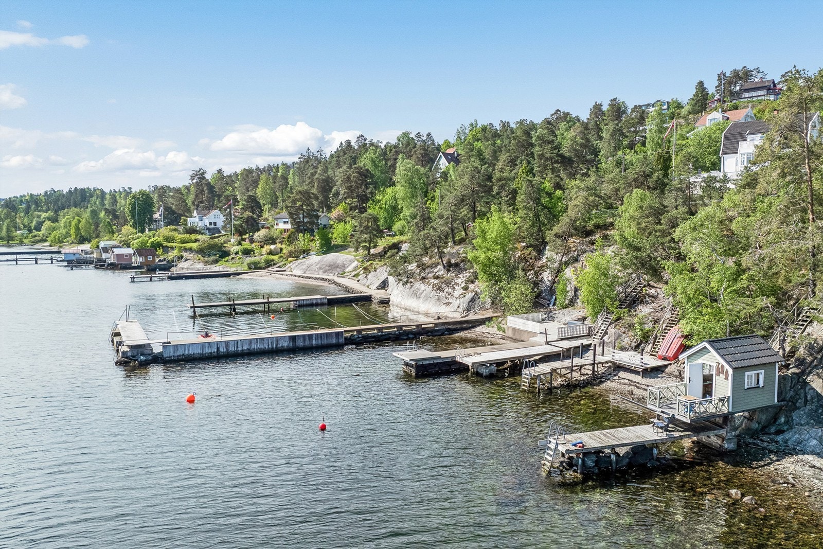 Badehuset har naturlig strand- og svabergspreg rundt seg. Galleribilde