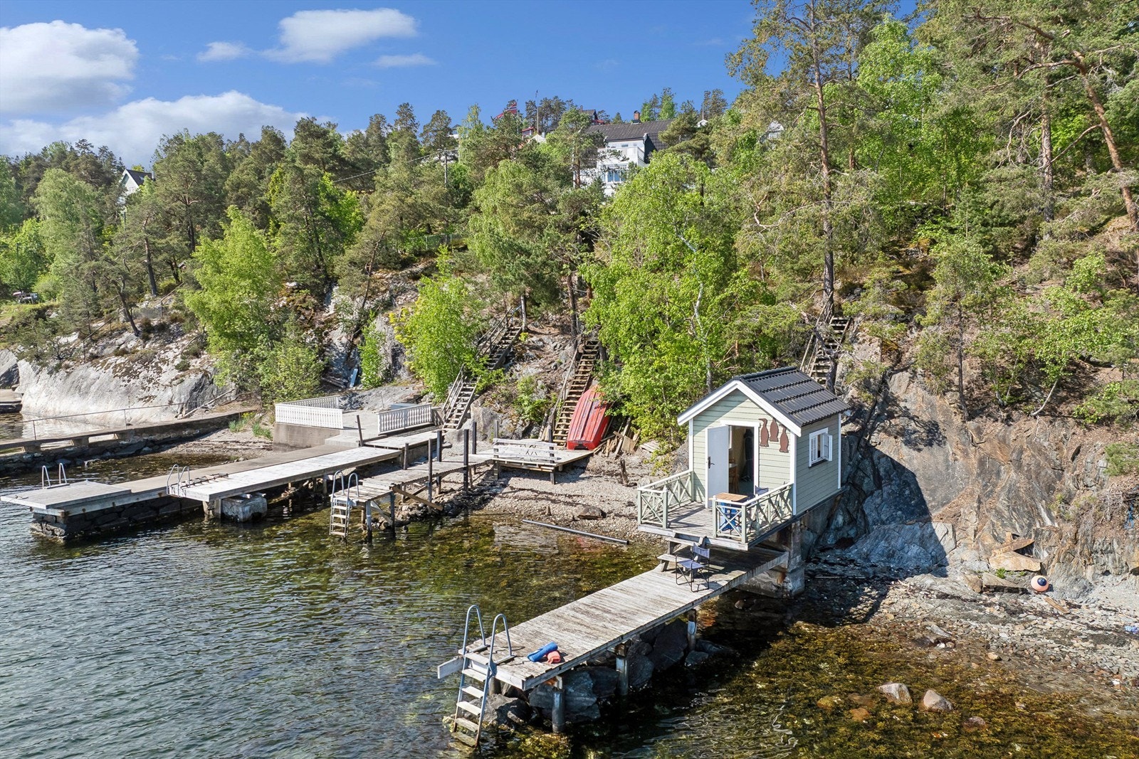 Badehuset har god avstand til brygge mot syd og et annet badehus mot nord, og byr på fantastisk utsikt over fjorden samt umiddelbar nærhet til sjøen. Galleribilde