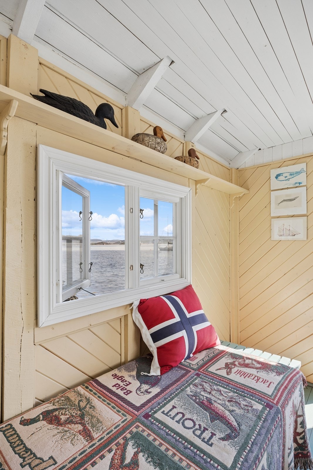 Det er flott utsikt fra vinduene og døren i alle tre retninger. Galleribilde