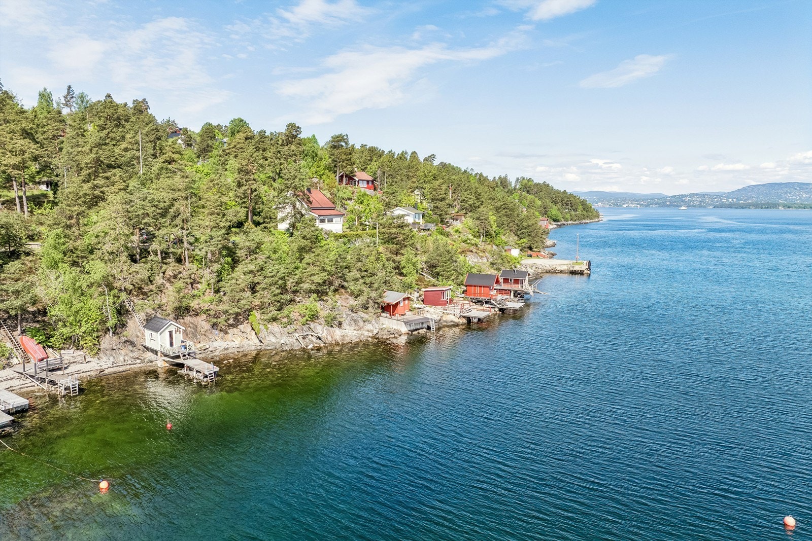 Badehuset ligger hyggelig til med god avstand til nærmeste badehus mot nord. Galleribilde
