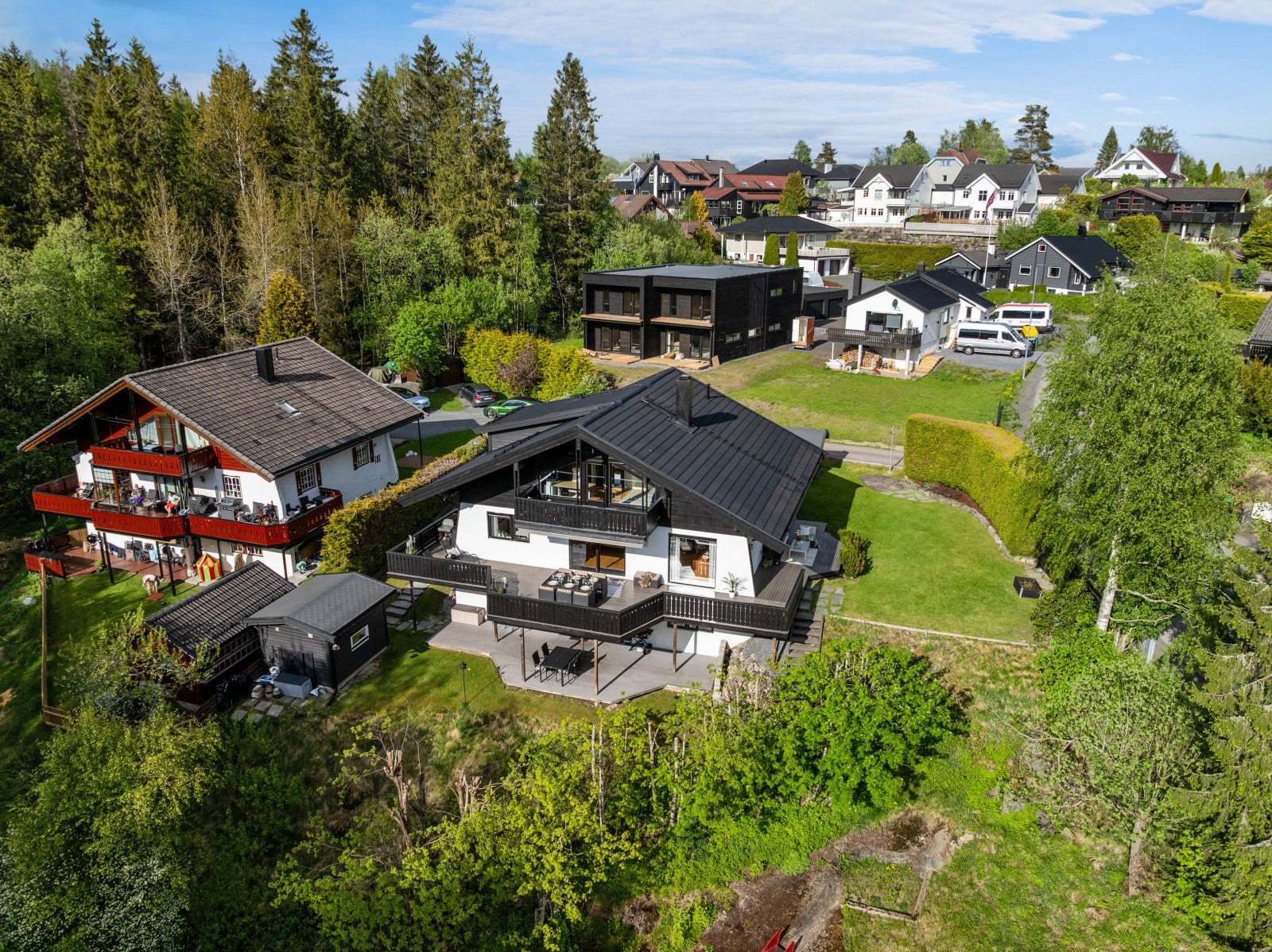 Boligen har en gjennomtenkt arkitektur med saltak og store terrasseflater. Galleribilde