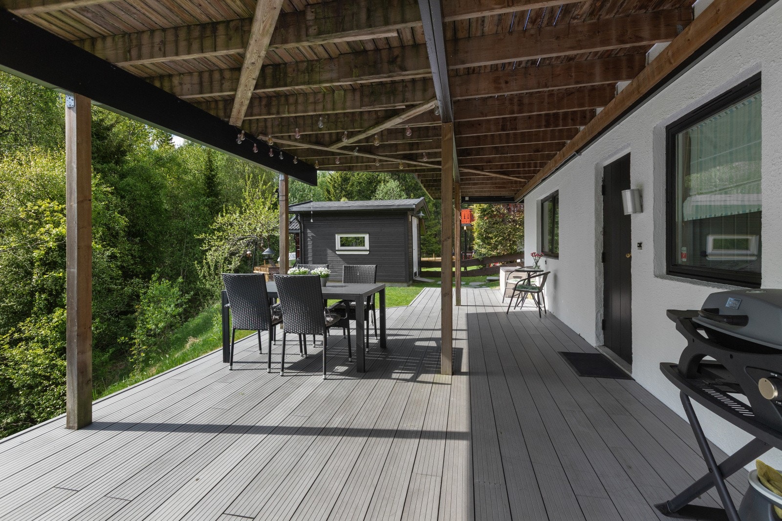 Utleiedelen har en egen overbygget terrasse på ca. 38 m². Galleribilde