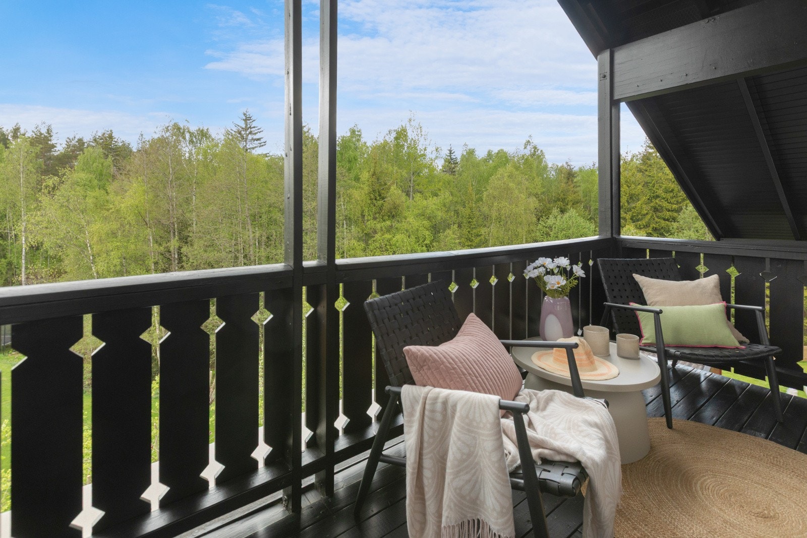Fra balkongen i andre etasje har man utsikt over nærområdet og skogen. Galleribilde