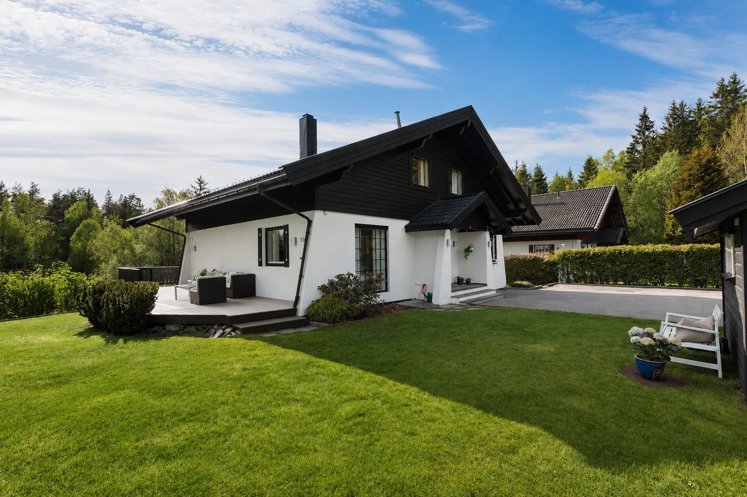 Eiendommen har en flott hage som byr på både lek og avslapping. Galleribilde