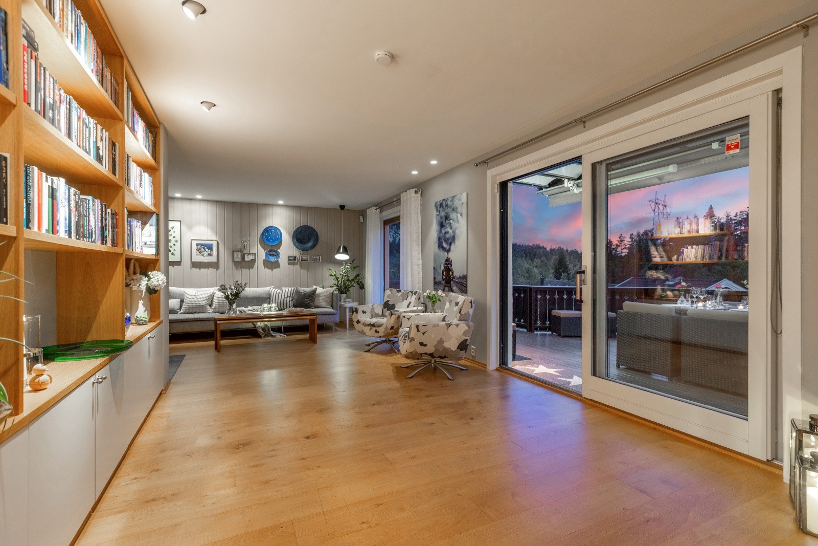 Fra stue er det skyvedør ut til den herlige terrassen. Galleribilde