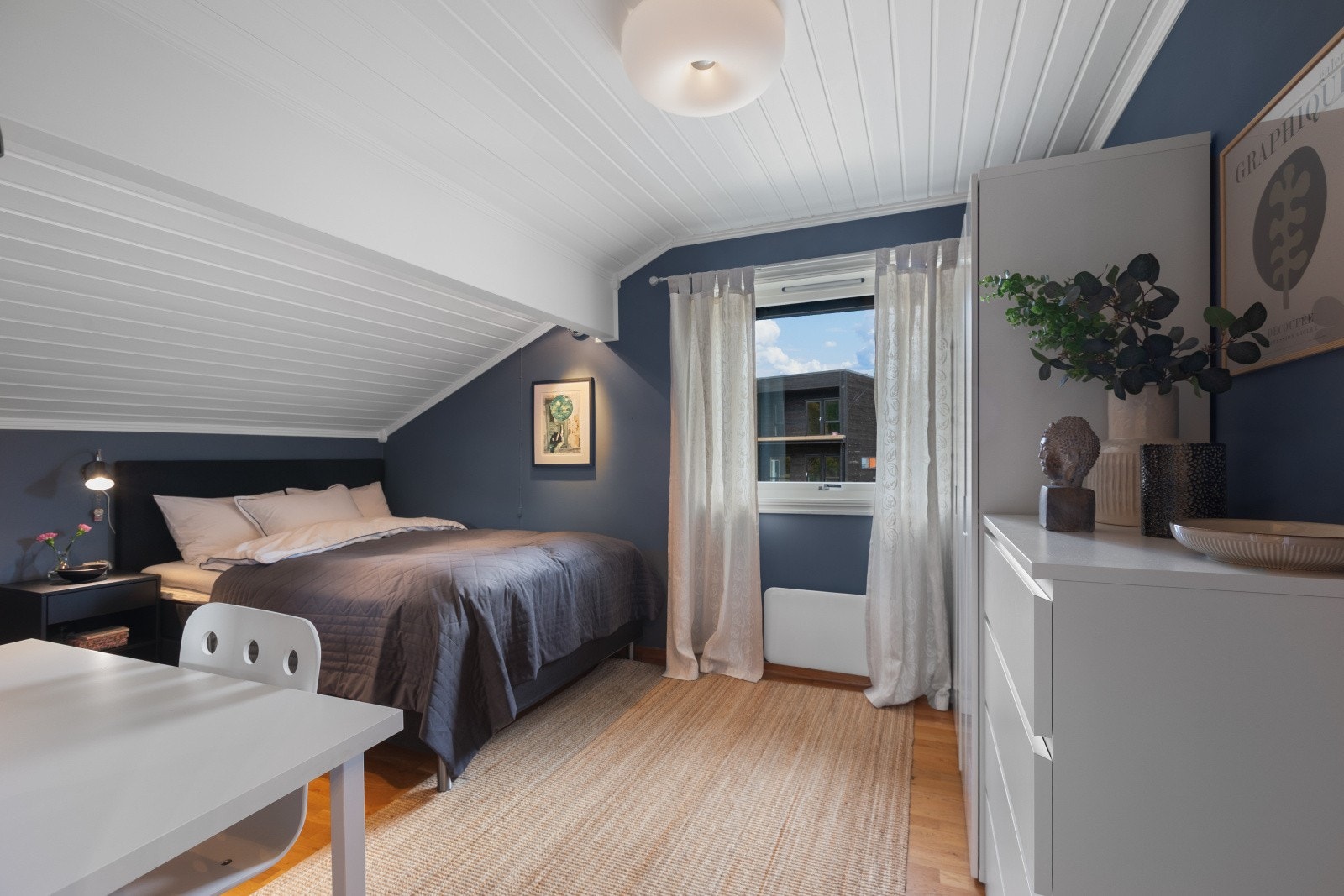 Alle soverommene er av god størrelse og har muligheter for garderobeløsninger. Galleribilde