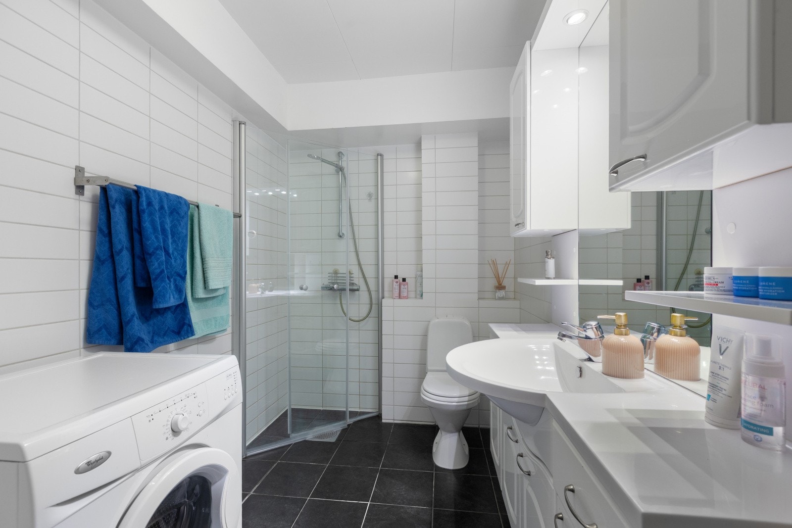 Badet i utleiedelen ble pusset opp i 2008 og har fliser på gulv og vegger, samt opplegg for vaskemaskin. Galleribilde