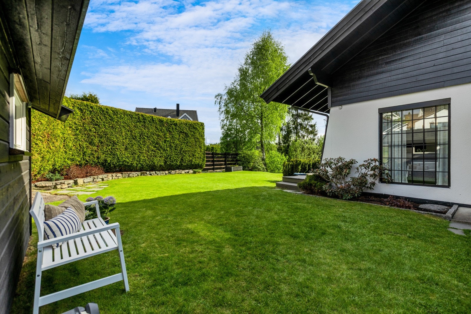 Eiendommen har en flott hage som er pent opparbeidet med plen, hekk og diverse beplantning. Galleribilde