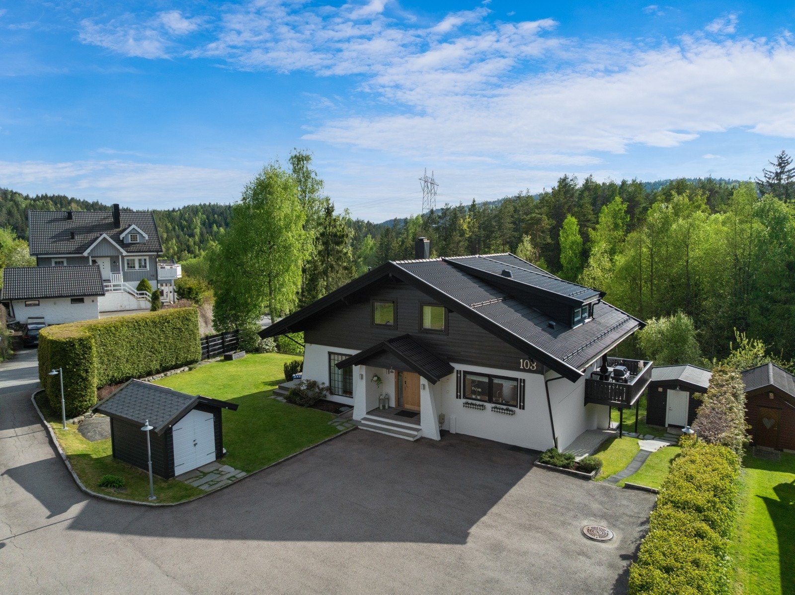 Boligen ble oppført i 1992 og går over tre plan med en egen utleiedel i underetasjen. Galleribilde