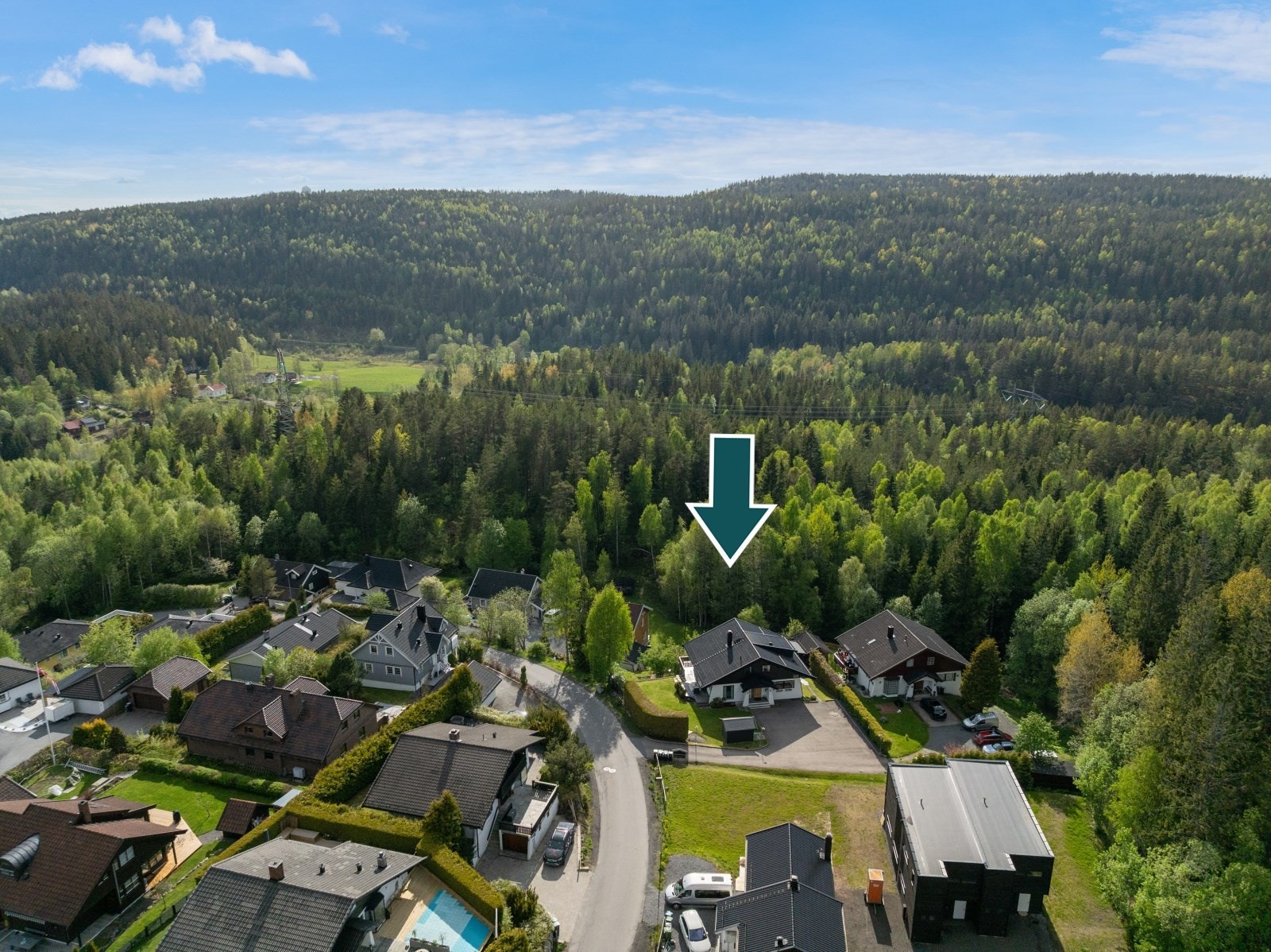 Eiendommen har en skjermet og idyllisk beliggenhet på Rasta ved Bjørndalen med marka som nærmeste nabo. Galleribilde