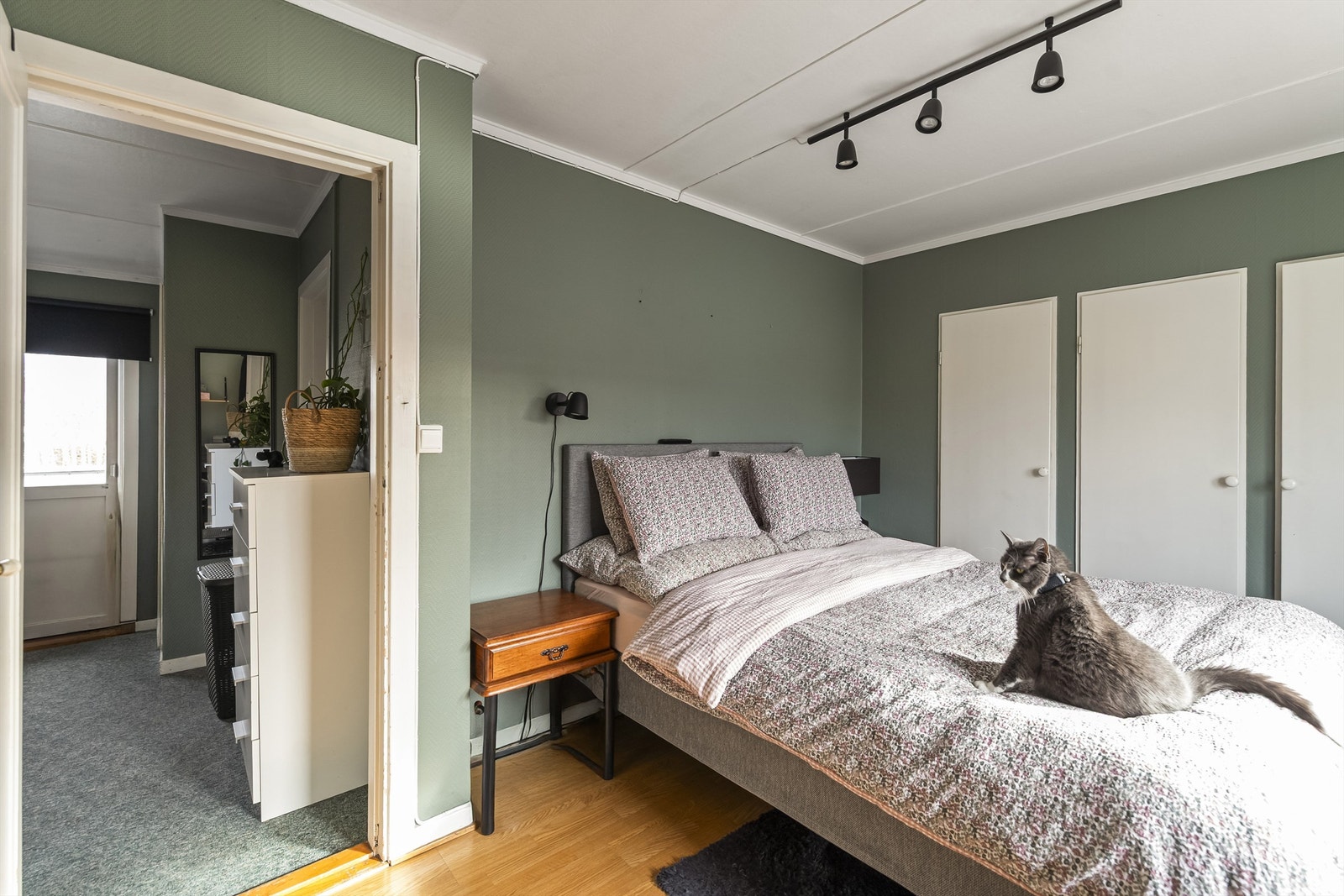 Hovedsoverommet har god plass til dobbeltseng og garderobeskap. Galleribilde