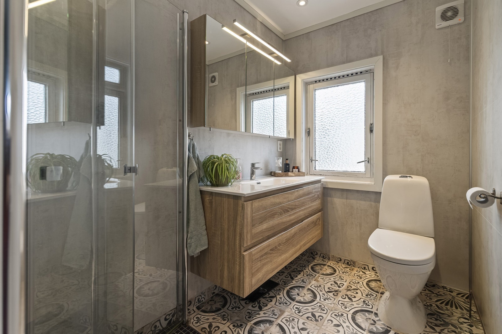 Badet i andre etasje ble oppgradert i 2020, med flislagt gulv med gulvvarme. Galleribilde