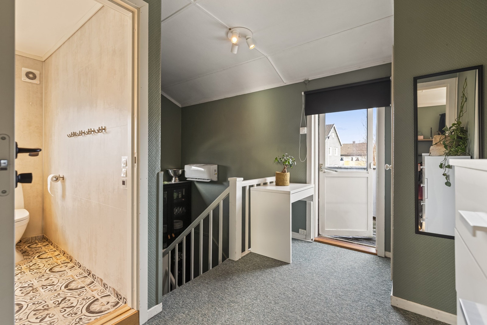 Fra gangen er det utgang til en nordvendt balkong på 6 m². Galleribilde