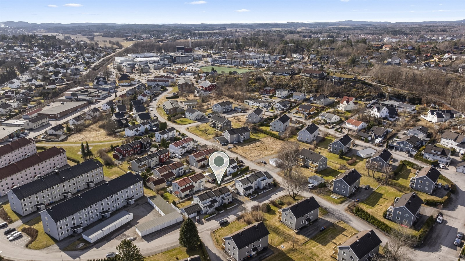Sandefjord stasjon ligger kun 13 minutter unna til fots, med togforbindelser til blant annet Oslo og Skien. Galleribilde
