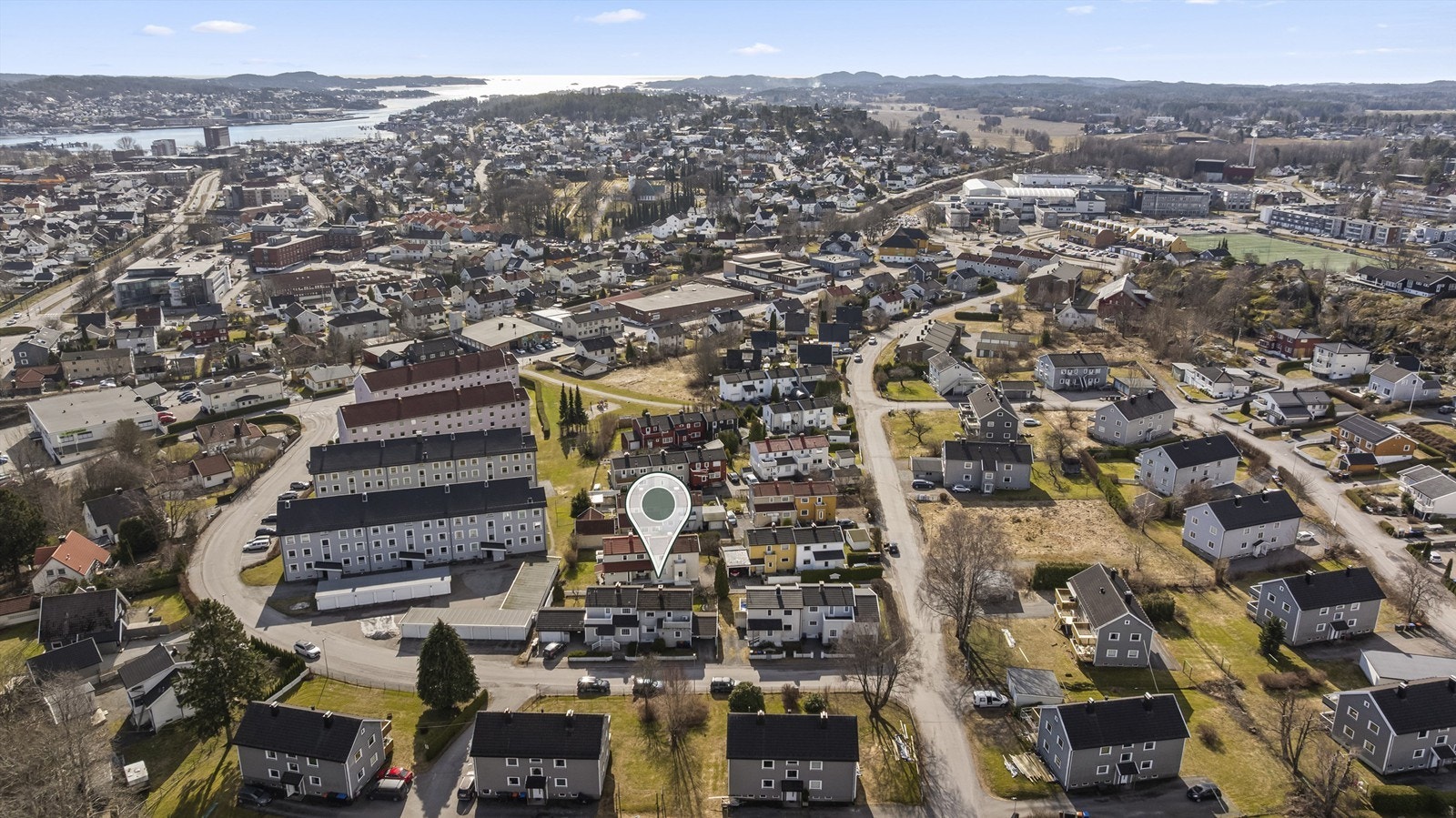 Nærmeste dagligvare er Meny Stadiontunet, som ligger en 7-minutters spasertur unna. Galleribilde