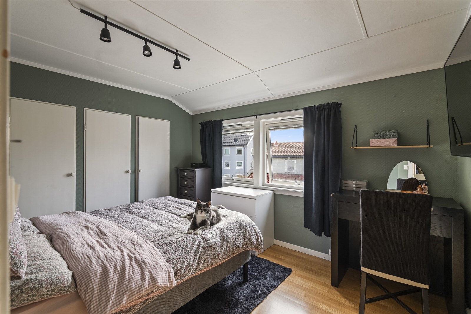 Rommet har også plass til en liten arbeidsplass ved vinduet. Galleribilde