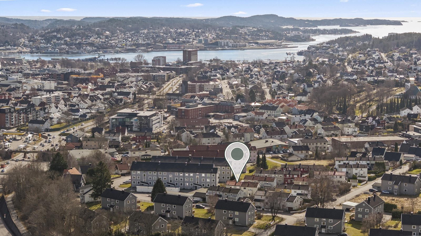 Eiendommen ligger i et etablert boligområde med nærhet til Sandefjord sentrum. Galleribilde