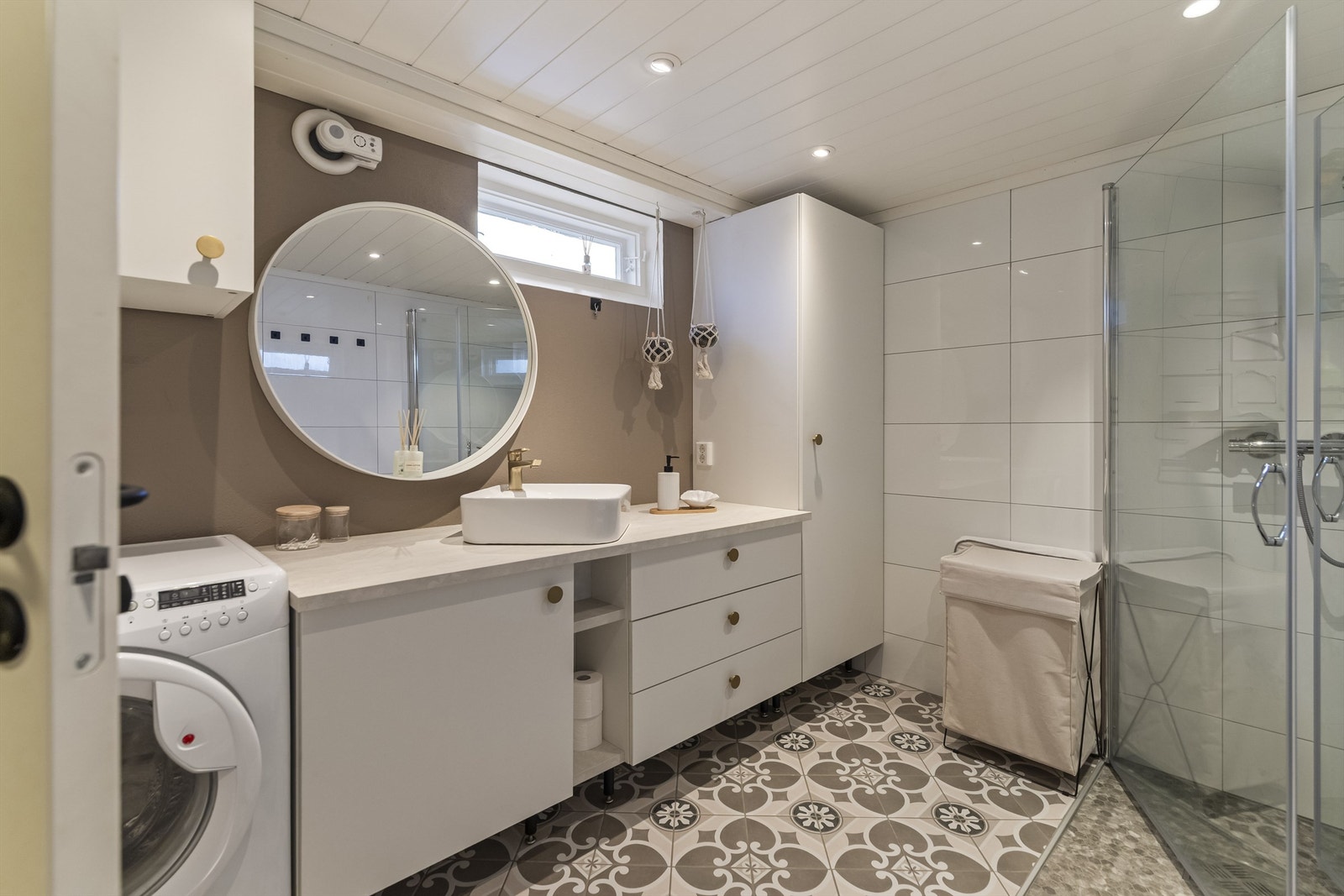 Badet har dusjhjørne med glassvegger og mekanisk avtrekk. Galleribilde