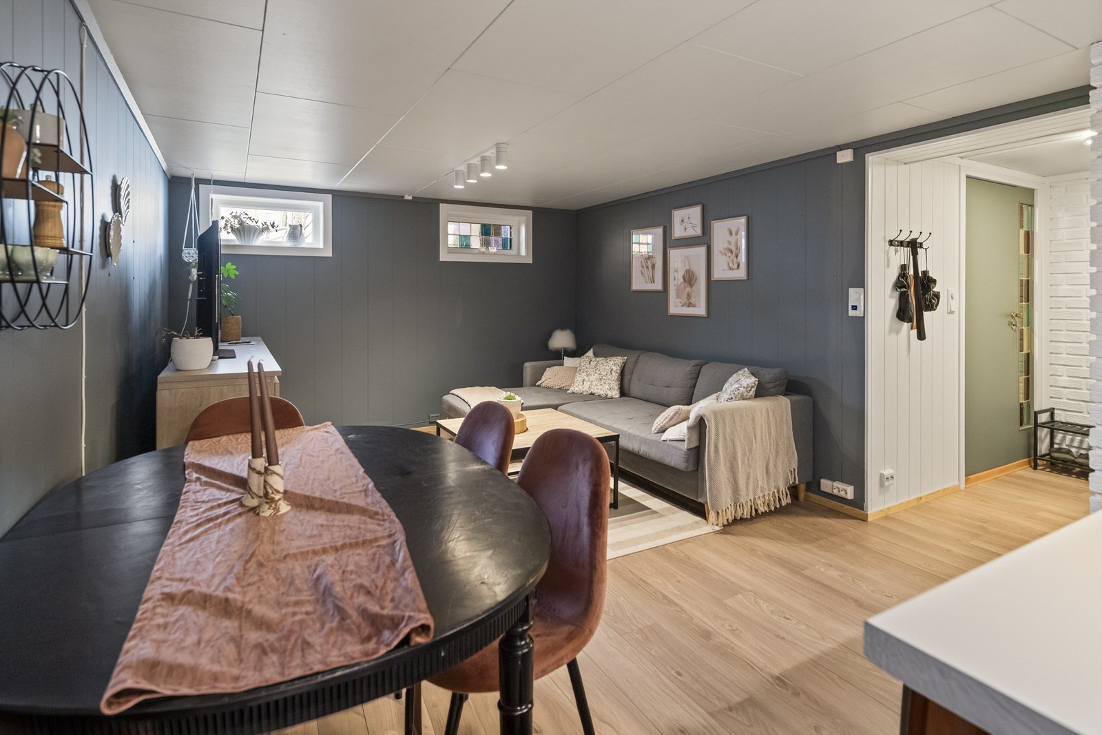 Innredet rom i kjelleretasjen, med plass til både spisebord og sofagruppe. Vinduene er fra 2024. Galleribilde