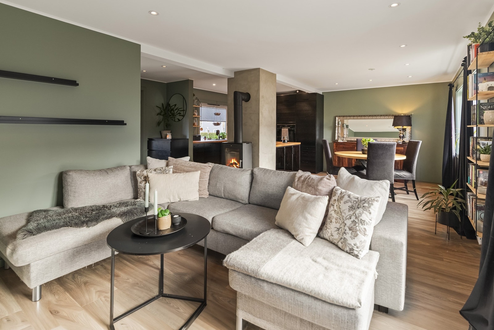 Her er det god plass til en romslig sofagruppe for hele familien. Galleribilde