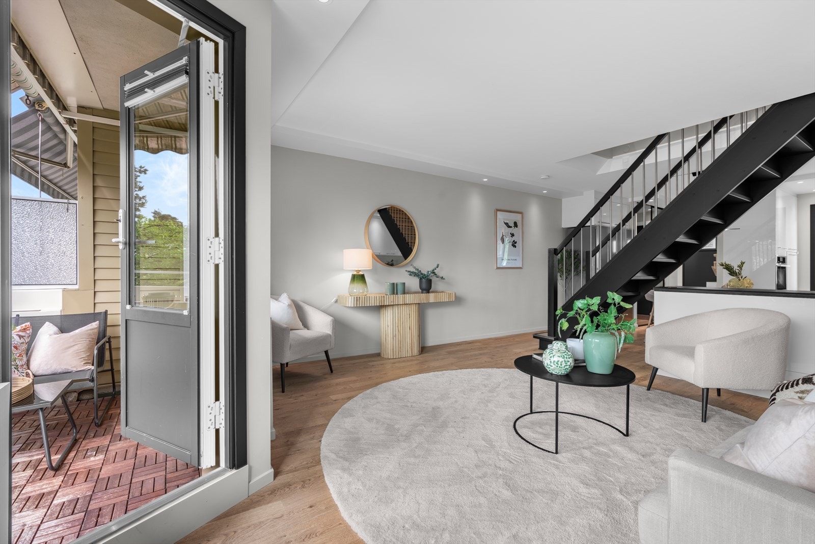 Rommet fremstår som romslig og fleksibelt med gode møbleringsmuligheter for både sofagruppe og tilhørende møblement. Galleribilde