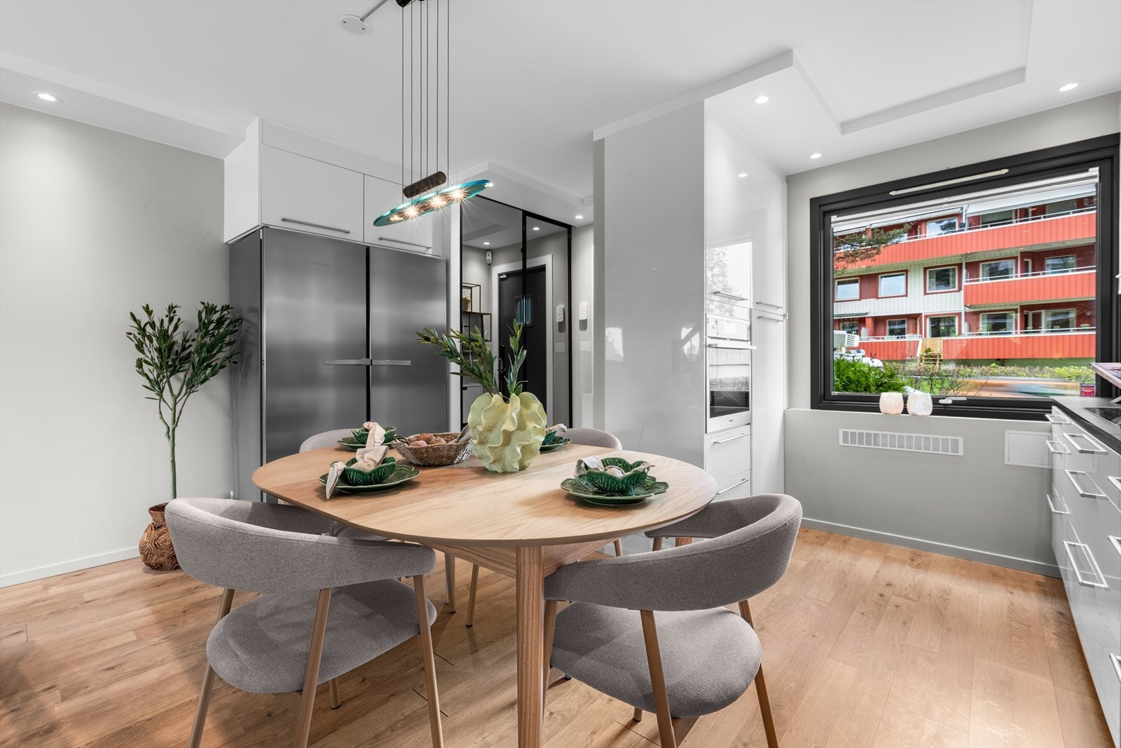 Planløsningen gir plass til spisebord i tilknytning til kjøkkenet. Galleribilde