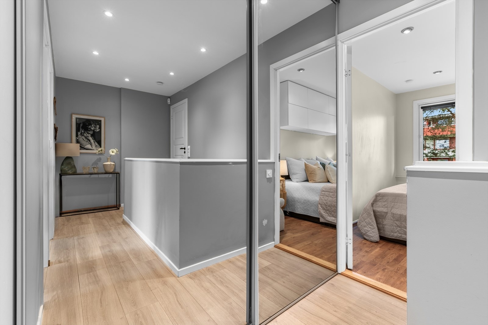 Skyvedørsgarderobe i gangen gir gode oppbevaringsmuligheter. Galleribilde