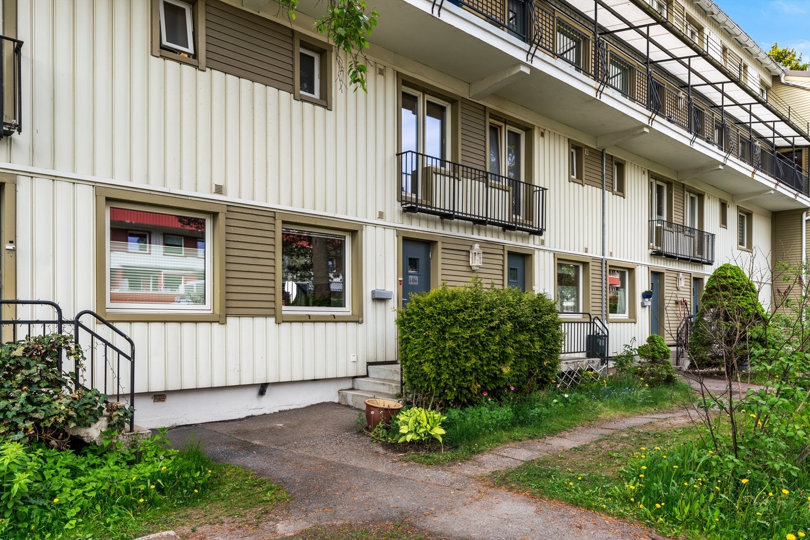 Enkel adkomst til leiligheten fra bakkeplan. Galleribilde