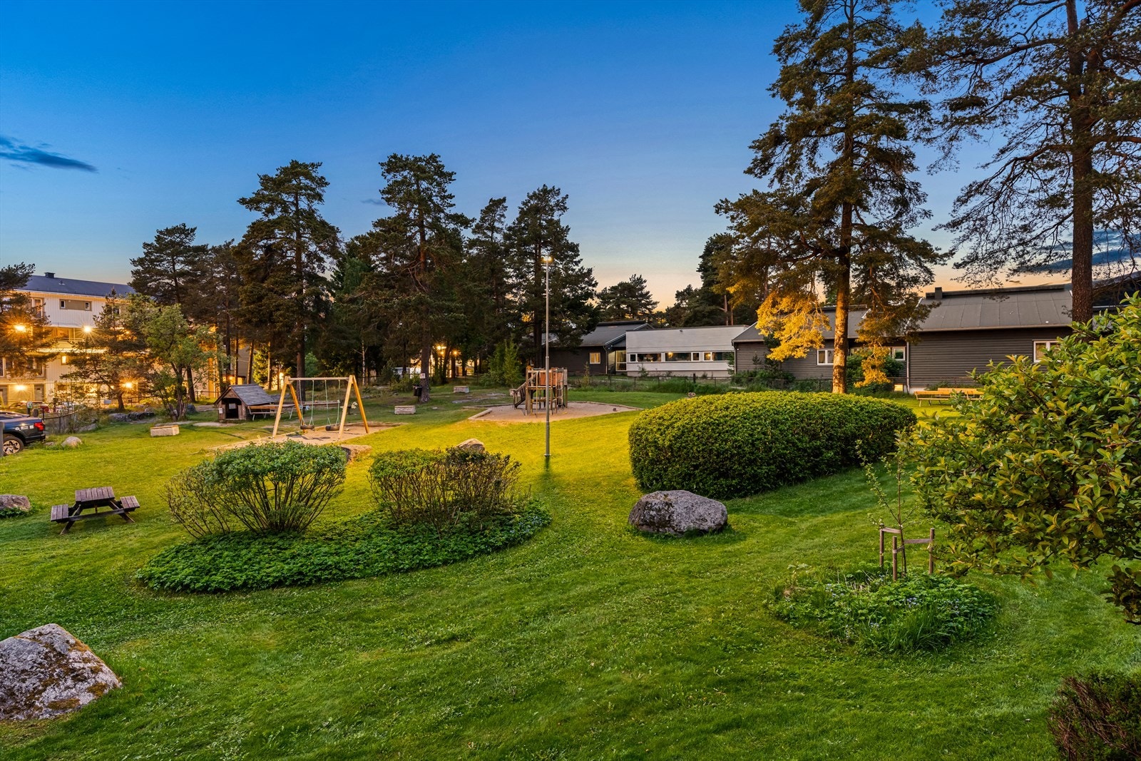 Leiligheten ligger i et veletablert og populært boligområde på Oppsal, med kort vei til skoler, barnehager og offentlig transport. Galleribilde