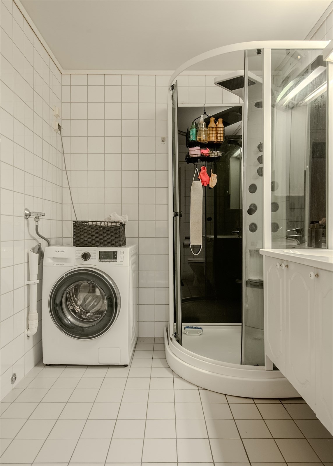 Badet har servantinnredning, speil med overlys og mekanisk avtrekk. Galleribilde