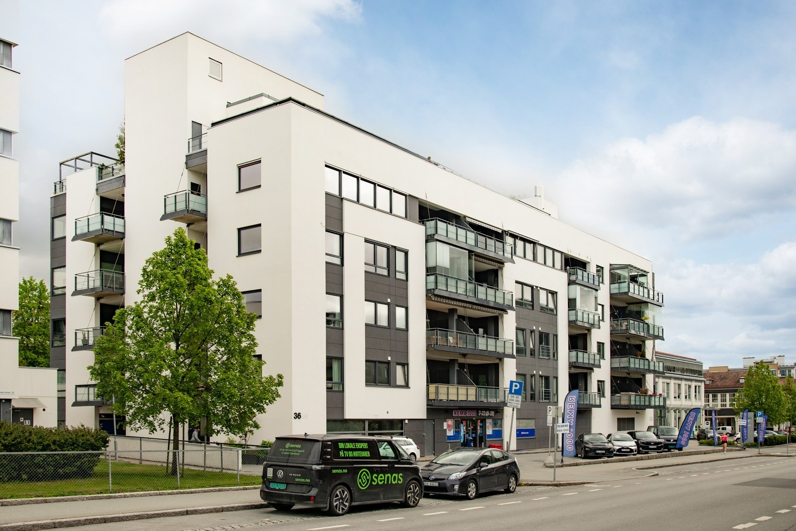 Bygget fra 2003 har fasader av murpuss og fasadeplater. Fellesutgiftene inkluderer oppvarming, varmtvann og internett. Galleribilde