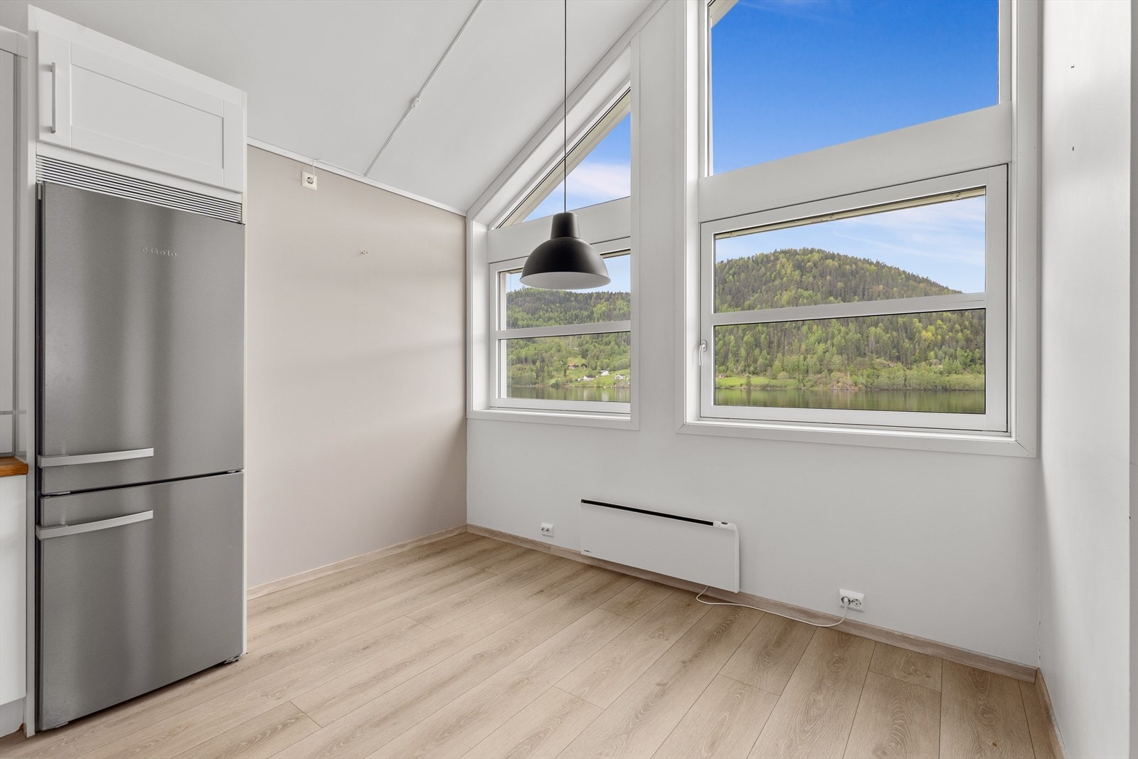 Det er plass til et frokostbord på kjøkkenet med fantastisk utsikt. Galleribilde
