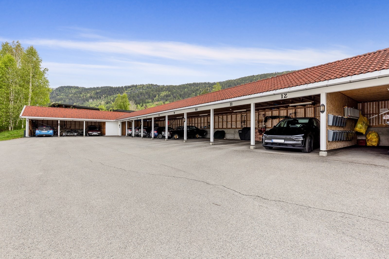 Det er ytterligere parkering i carport nr. 7, samt egen sportsbod. Galleribilde