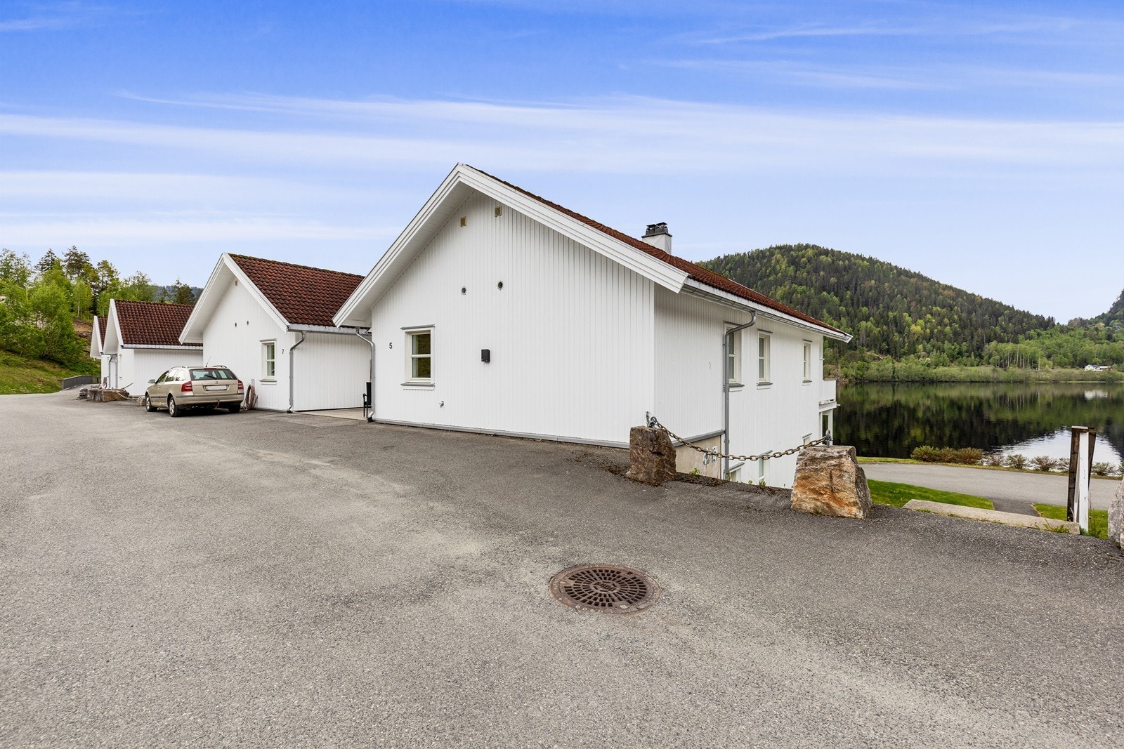 Det er montert elbillader på husveggen som følger eiendommen. Galleribilde