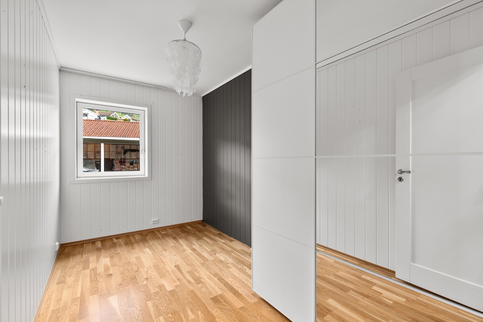 Soverom 3 med skyvedørsgarderobe. Galleribilde