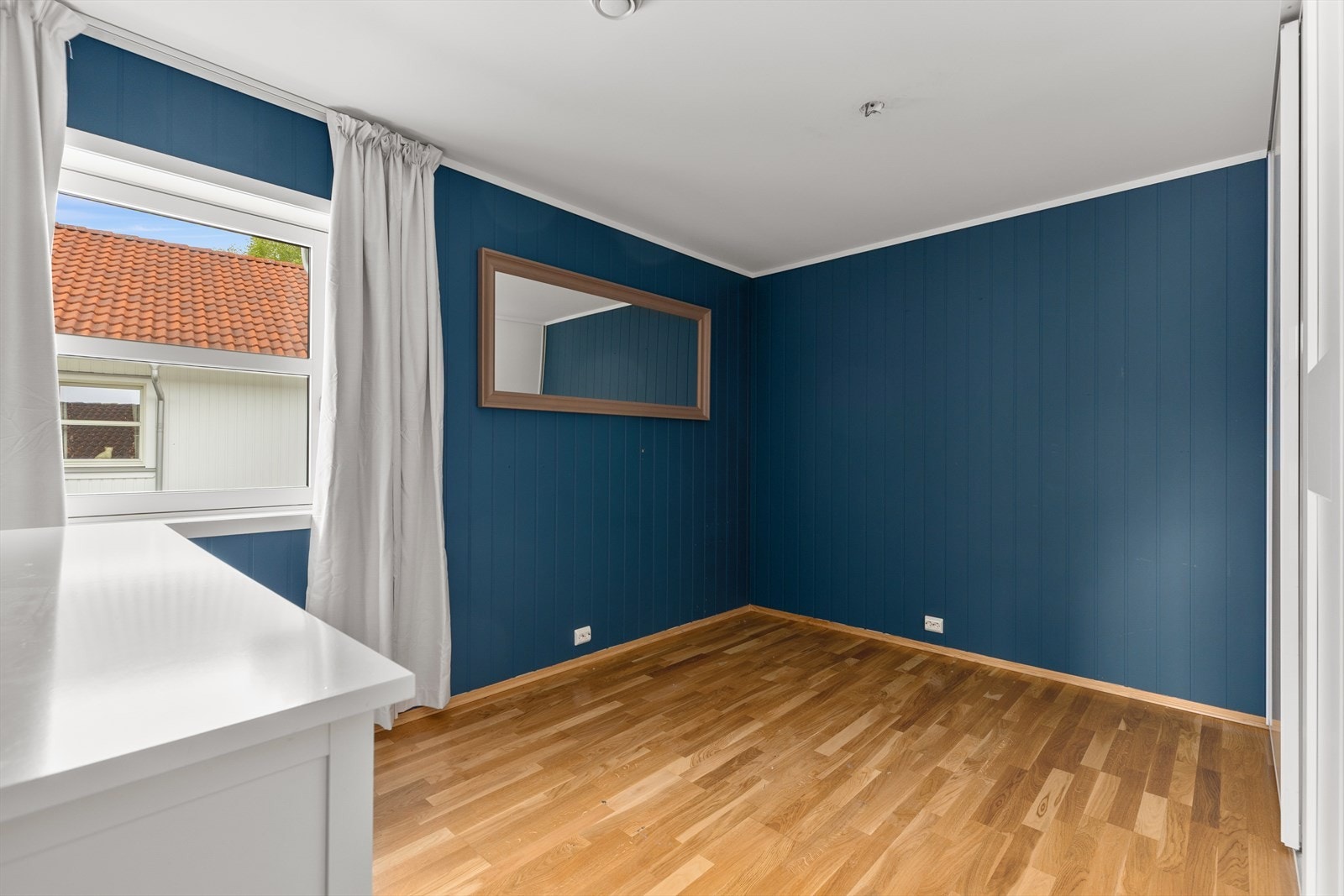 Soverom 1 med mye lagringsplass i skyvedørsgarderobe. Galleribilde