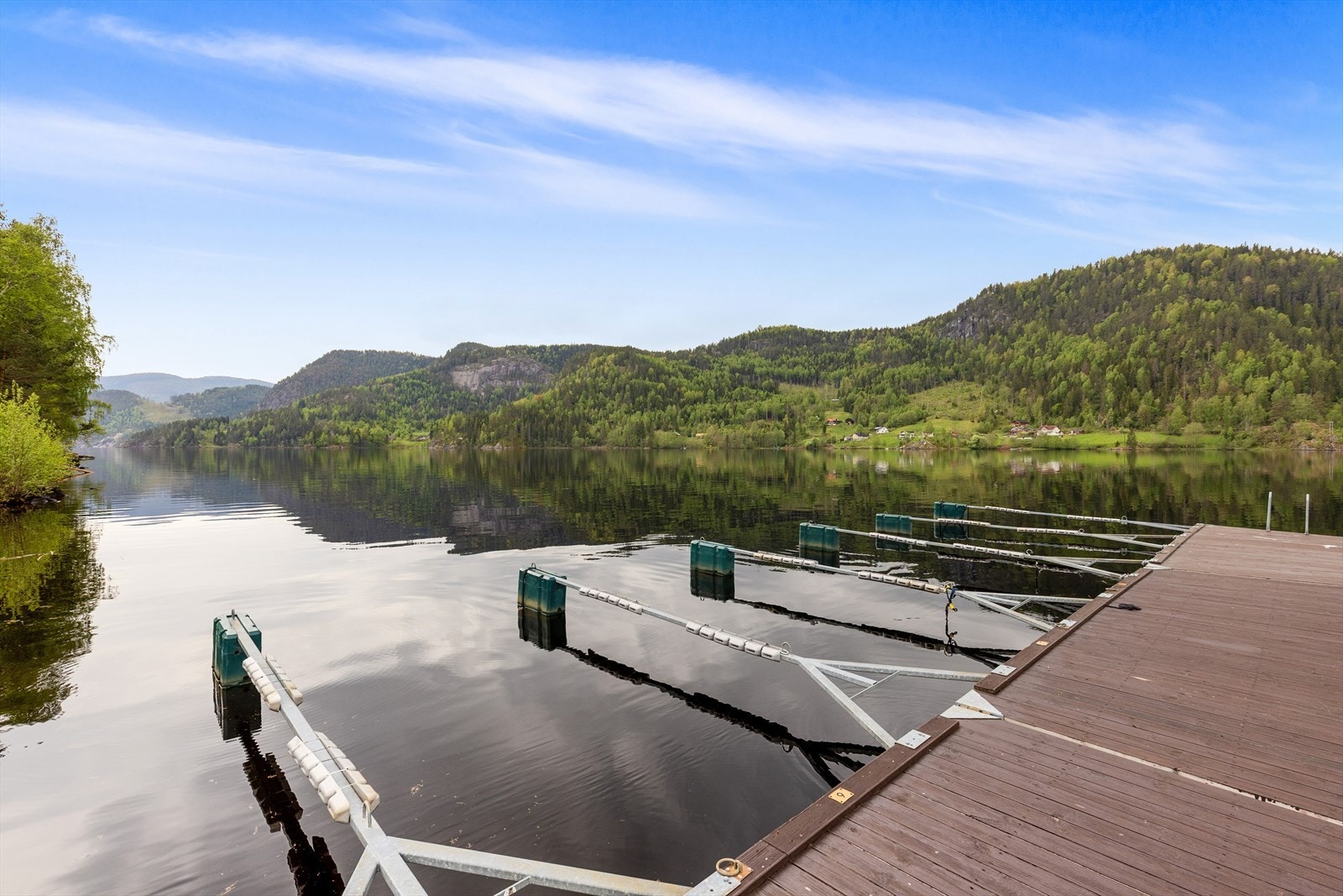 Fra verandaen har du full oversikten over båten din.
Det medfølger 1 båtplass, og de har i dag en Nordkapp 23 fot på plassen. Galleribilde