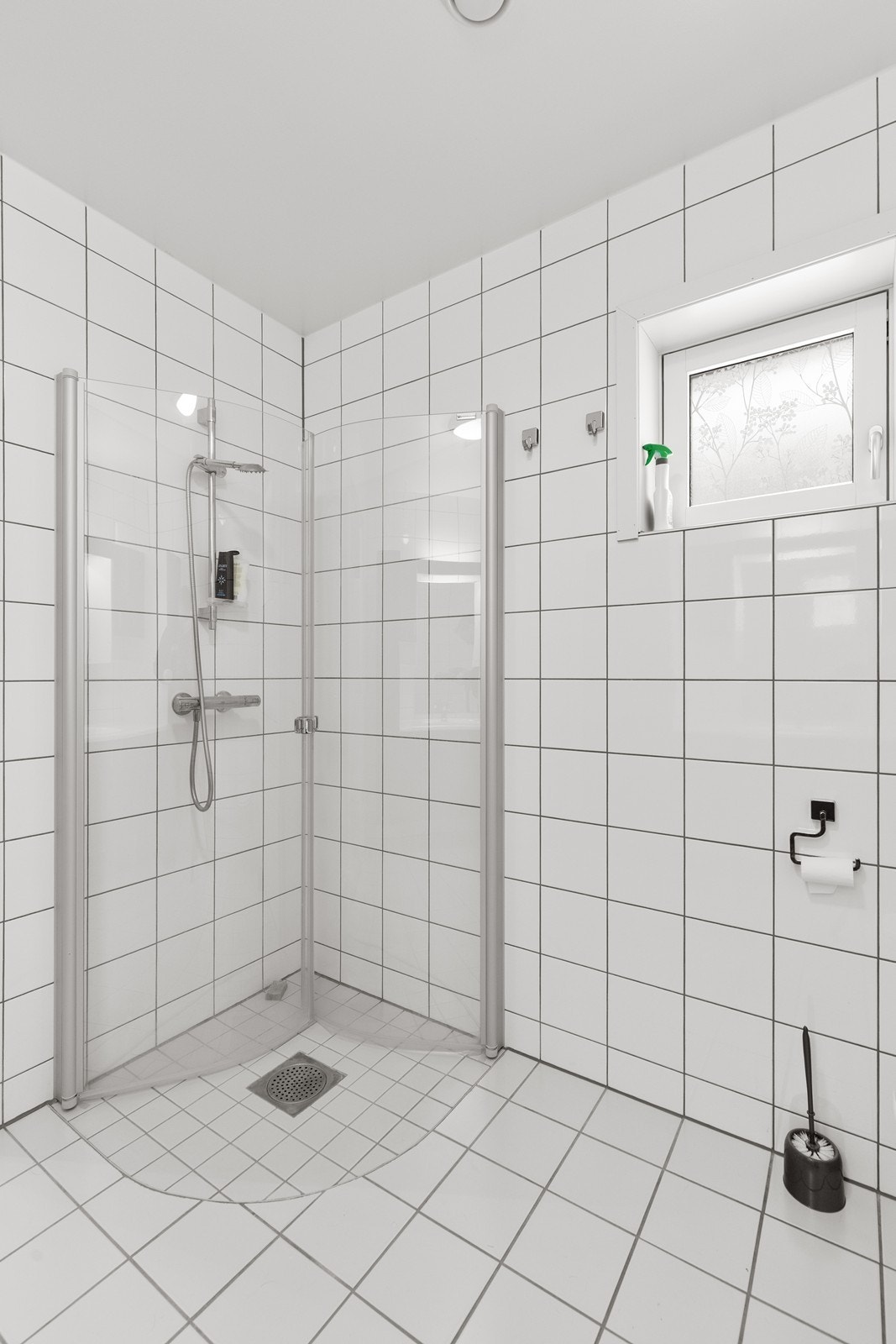 Badet har behagelig gulvvarme, et vindu som gir ekstra lys og et toalett. Galleribilde