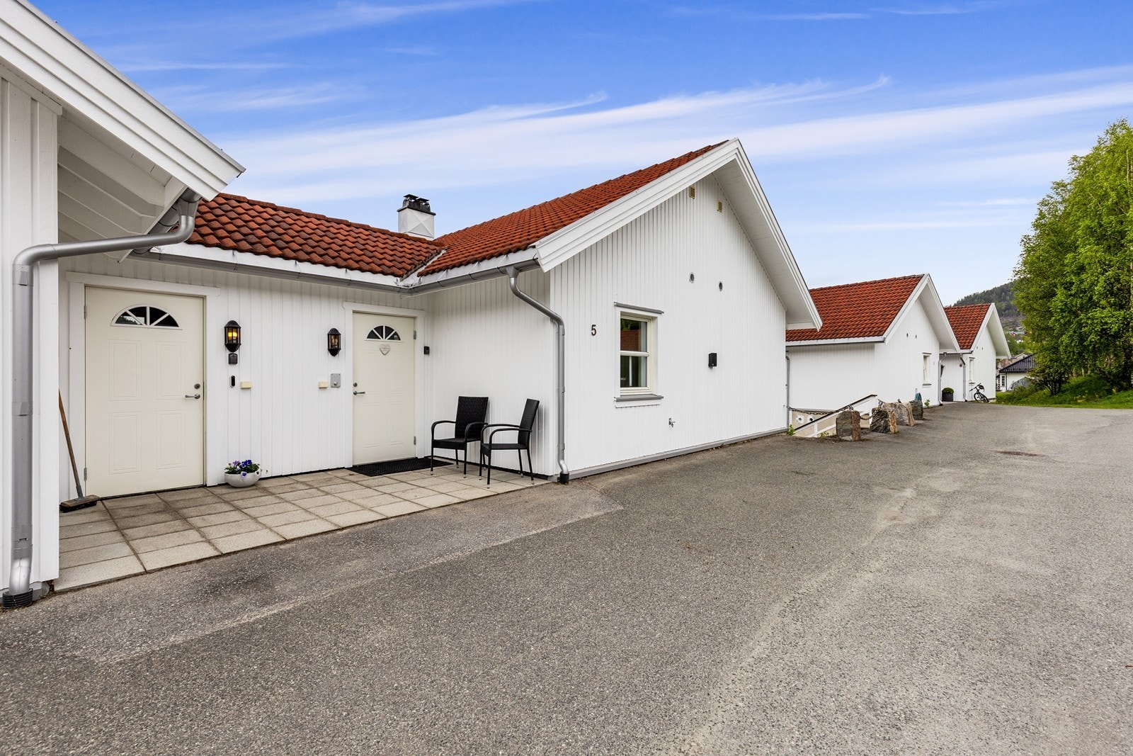 Det er montert elbillader på husveggen som følger eiendommen. Galleribilde