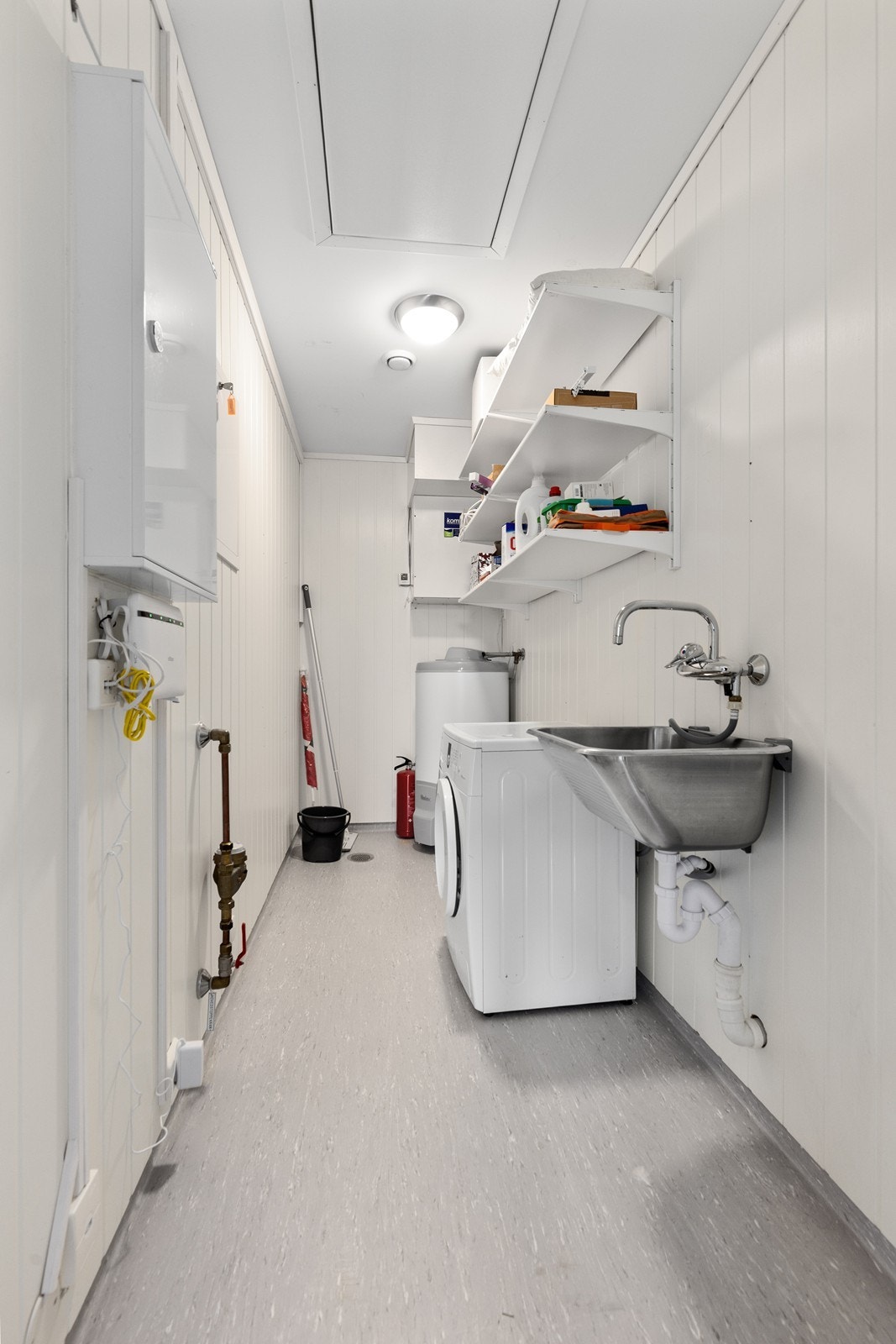 Praktisk vaskerom med tilgang til lagring på loftet. Leiligheten har balansert ventilasjon. Galleribilde