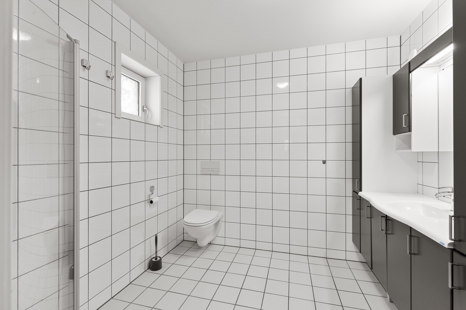 Stort bad med ekstra mye lagringsplass i baderomsinnredning. Galleribilde