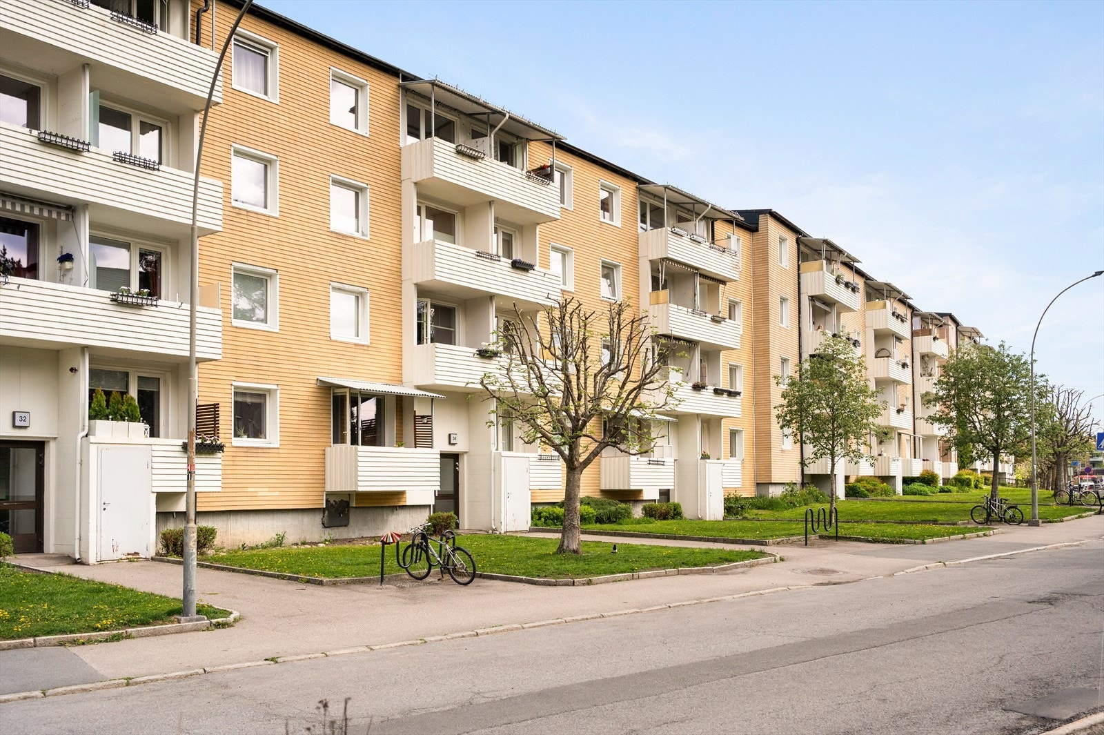 Her bor du sentralt med kort vei til daglivare, senter, t-bane, lysløype vinterstid og gangsti sommerstid rett utenfor borettslaget! Galleribilde